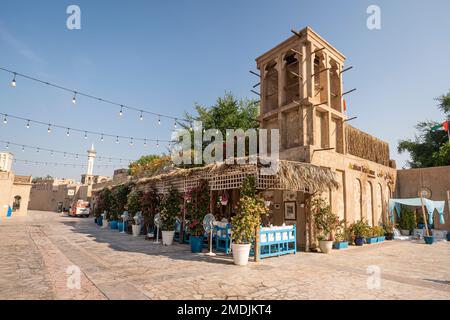 Dubai, Vereinigte Arabische Emirate. 27. November 2022: Restaurant mit arabischer Küche im alten arabischen Stil im alten Kulturviertel von Dubai. Stockfoto