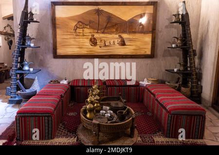 Kaffee auf arabisch im Kaffeemuseum machen. Dubai. Vereinigte Arabische Emirate. VAE. 27. November 2022 Stockfoto