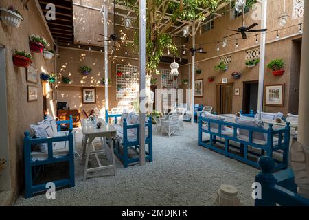 Dubai, Vereinigte Arabische Emirate. 27. November 2022: Restaurant mit arabischer Küche im alten arabischen Stil im alten Kulturviertel von Dubai. Stockfoto