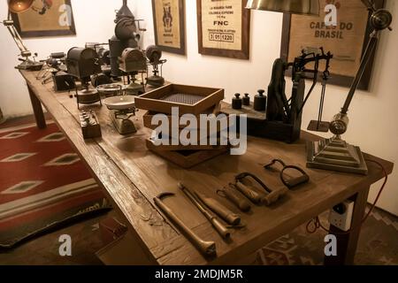 Verschiedene Werkzeuge zum Anbauen und Zubereiten von Kaffee. Im Kaffeemuseum. Dubai. Vereinigte Arabische Emirate. VAE. 27. November 2022 Stockfoto