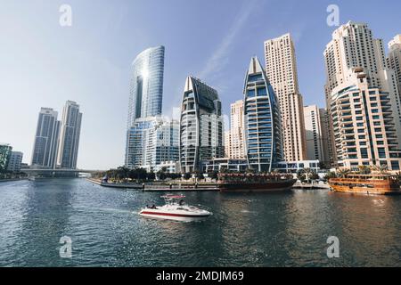 Blick über die Dubai Marina mit Bauarbeiten und Booten an einem sonnigen Tag. Dubai, Vereinigte Arabische Emirate. 27. November 2022 Stockfoto