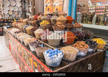 DUBAI, Vereinigte Arabische Emirate - 27. November 2022: Dubai Spice Souk. Traditioneller Basar in Dubai, Vereinigte Arabische Emirate Vereinigte Arabische Emirate Vereinigte Arabische Emirate mit einer Vielzahl von Düften und Gewürzen, HE Stockfoto