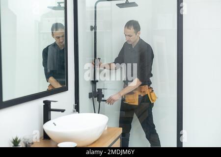 Klempner Installation eine Duschkabine im Badezimmer Stockfoto