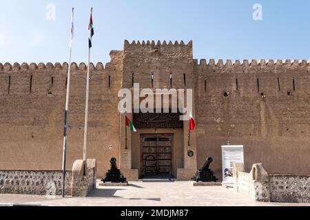 Dubai, Vereinigte Arabische Emirate. 27. November 2022. Dubai Museumsgebäude. Traditionelle arabische Architektur im historischen Viertel von Dubai. Stockfoto