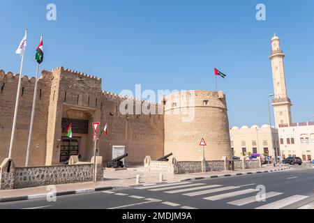 Dubai, Vereinigte Arabische Emirate. 27. November 2022. Dubai Museumsgebäude. Traditionelle arabische Architektur im historischen Viertel von Dubai. Stockfoto