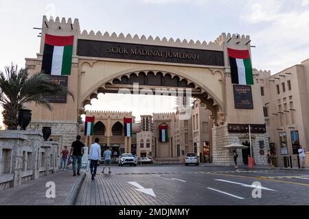 Dubai, VAE, Vereinigte Arabische Emirate. 27. November 2022: Haupteingang zum Souk Madinat Jumeirah, Dubai. Touristenmarkt mit Souvenirläden, Dekor Stockfoto