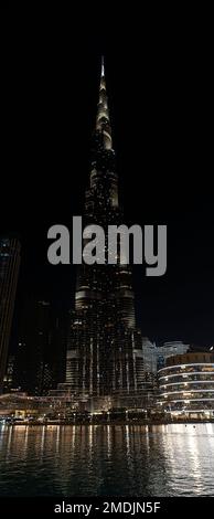 Dubai, VAE, Vereinigte Arabische Emirate. 29. November 2022. Abendlicher Blick auf den beleuchteten Wolkenkratzer Burj Khalifa in Dubai, Vereinigte Arabische Emirate. Burj Kh Stockfoto