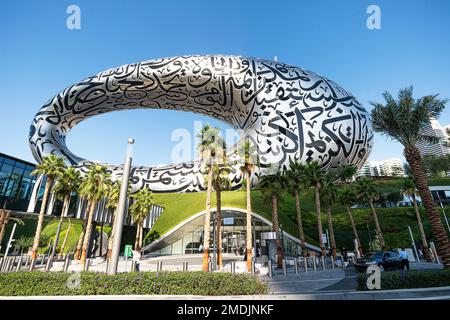 Dubai, VAE - 28. November 2022: Panoramablick auf das Museum of Future und die Emirates Towers. Modernes futuristisches Museum, erbaut nach Design von Stockfoto