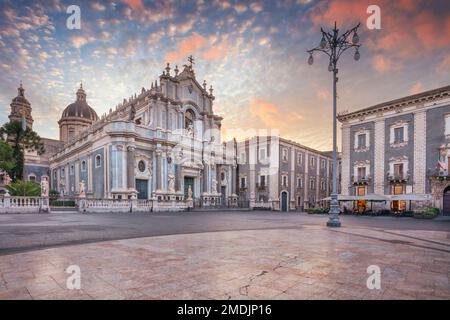 Catania, Sizilien, Italien. Stadtbild des Domplatzes in Catania, Sizilien, mit der Kathedrale der Heiligen Agatha bei Sonnenaufgang. Stockfoto