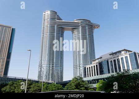 Dubai, VAE, Vereinigte Arabische Emirate. 28. November 2022: Wunderschöner moderner Wolkenkratzer vor blauem Himmel mit einer Aussichtsplattform auf dem Dach. Stockfoto