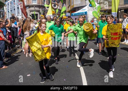 Studenten der Humphry Davy School bei einer Parade am Mazey Day beim Golowan Festival in Penzance in Cornwall, Großbritannien. Stockfoto