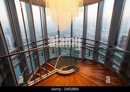 Dubai, VAE, Vereinigte Arabische Emirate. 28. November 2022. Im Inneren der Aussichtsplattform des weltweit höchsten Turms Burj Khalifa Stockfoto