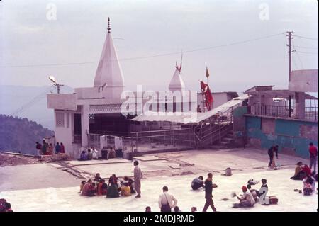 Vaishno Devi ist eine Manifestation der hinduistischen Mutter Göttin, Durga oder Adi Shakti. Die Wörter „Maa“ und „Mata“ werden als bezeichnet und daher häufig im Zusammenhang mit Vaishno Devi verwendet. Vaishnavi nahm Avatar aus den kombinierten Energien von Mahakali, Mahalakshmi und Mahasaraswati. Die Heilige Höhle der Mutter befindet sich auf einer Höhe von 5200 Fuß. Die Yatris müssen eine Wanderung von fast 12 km vom Basislager in Katra machen. Der Tempel ist einer der 108 Shakti Peethas, die Durga gewidmet sind, die als Vaishno Devi verehrt wird. Es ist eines der meistbesuchten Wallfahrtszentren in Indien. Stockfoto