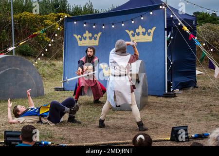 King Arthur, aufgeführt von The Last Baguette, einer Theatertournee, die im Newquay Orchard in Cornwall in Großbritannien auftrat. Stockfoto