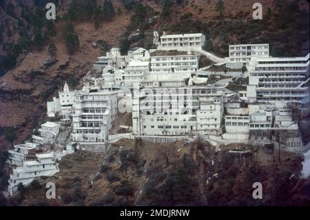 Vaishno Devi ist eine Manifestation der hinduistischen Mutter Göttin, Durga oder Adi Shakti. Die Wörter „Maa“ und „Mata“ werden als bezeichnet und daher häufig im Zusammenhang mit Vaishno Devi verwendet. Vaishnavi nahm Avatar aus den kombinierten Energien von Mahakali, Mahalakshmi und Mahasaraswati. Die Heilige Höhle der Mutter befindet sich auf einer Höhe von 5200 Fuß. Die Yatris müssen eine Wanderung von fast 12 km vom Basislager in Katra machen. Der Tempel ist einer der 108 Shakti Peethas, die Durga gewidmet sind, die als Vaishno Devi verehrt wird. Es ist eines der meistbesuchten Wallfahrtszentren in Indien. Stockfoto