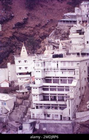 Vaishno Devi ist eine Manifestation der hinduistischen Mutter Göttin, Durga oder Adi Shakti. Die Wörter „Maa“ und „Mata“ werden als bezeichnet und daher häufig im Zusammenhang mit Vaishno Devi verwendet. Vaishnavi nahm Avatar aus den kombinierten Energien von Mahakali, Mahalakshmi und Mahasaraswati. Die Heilige Höhle der Mutter befindet sich auf einer Höhe von 5200 Fuß. Die Yatris müssen eine Wanderung von fast 12 km vom Basislager in Katra machen. Der Tempel ist einer der 108 Shakti Peethas, die Durga gewidmet sind, die als Vaishno Devi verehrt wird. Es ist eines der meistbesuchten Wallfahrtszentren in Indien. Stockfoto