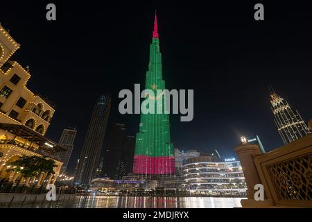 Dubai, VAE, Vereinigte Arabische Emirate. 29. November 2022. Fantastische Wasserspiele vor dem Burj Khalifa Wolkenkratzer bei Nacht in Dubai. Stockfoto