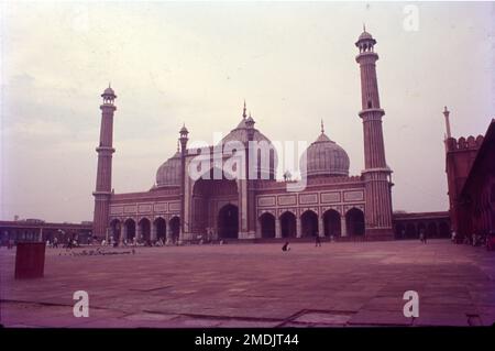 Die Masjid-i-Jehan-Numa, allgemein bekannt als Jama Masjid von Delhi, ist eine der größten Moscheen in Indien. Es wurde zwischen 1650 und 1656 vom Mogul-Kaiser Shah Jahan erbaut und von seinem ersten Imam, Syed Abdul Ghafoor Shah Bukhari, eingeweiht. Jama Masjid ist eine spektakuläre Moschee, erbaut von Kaiser Shah Jahan in Delhi. Sie ist nach wie vor eine der größten Moscheen Indiens, die über Alt-Delhi ragt. Die herrliche Fassade von Jama Masjid erinnert an die Mogul-Architektur. Im Auftrag des Mogul-Kaisers Shah Jahan, Stockfoto