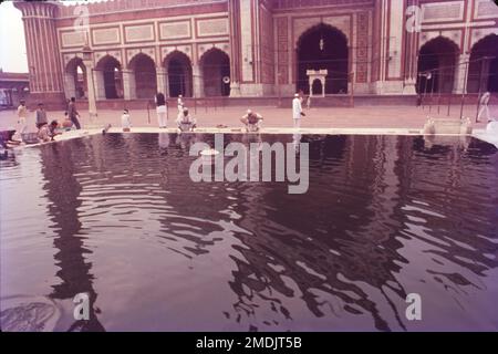 Die Masjid-i-Jehan-Numa, allgemein bekannt als Jama Masjid von Delhi, ist eine der größten Moscheen in Indien. Es wurde zwischen 1650 und 1656 vom Mogul-Kaiser Shah Jahan erbaut und von seinem ersten Imam, Syed Abdul Ghafoor Shah Bukhari, eingeweiht. Jama Masjid ist eine spektakuläre Moschee, erbaut von Kaiser Shah Jahan in Delhi. Sie ist nach wie vor eine der größten Moscheen Indiens, die über Alt-Delhi ragt. Die herrliche Fassade von Jama Masjid erinnert an die Mogul-Architektur. Im Auftrag des Mogul-Kaisers Shah Jahan, Stockfoto