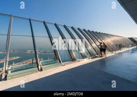 Dubai, Vereinigte Arabische Emirate. 29. November 2022. Aussichtsplattform auf dem Dach eines Wolkenkratzers. Blick auf die künstliche Insel Palm Jumeirah Stockfoto