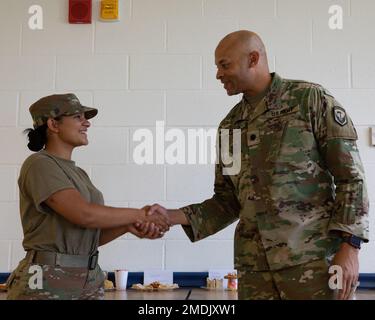 U.S. Army LT. Colonel Steven J. Austin, Commander, 117. Kampfstützungsbataillon (CSSB), 42. Regionale Unterstützungsgruppe (RSG), New Jersey National Guard (NJNG), gratuliert SPC. Ana Cintron, 902. Feldfeed-Zug, 42. RSG, NJNG für die Platzierung von 2. in den 902. Feldfutterzug beim Goldenen Löffel-Wettbewerb während der exportablen Kampftrainings-Übung am 25. Juli 2022 in Ft. Drum, N. Y. der Golden Spoon fordert Spezialisten der Army Culinary heraus, Rezepte aus Zutaten zu kreieren, die in MREs erhältlich sind. Mehr als 2.500 Soldaten nehmen an der Schulung Teil, wodurch br Stockfoto