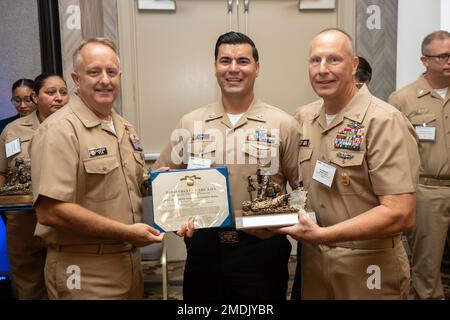 Darin Via, stellvertretender Generalchirurg und stellvertretender Leiter des Büros für Medizin und Chirurgie, und der Leiter des Krankenhauskorps Michael Roberts, präsentiert eine Marinemedaille und Plakette für Krankenhaus-Corpsman 1. Klasse Vladimir Link, zugewiesen zur mobilen Taucher- und Bergungseinheit 1, Für die Ernennung zum unabhängigen Marineforschungsinspektor (IDC) des Jahres auf dem Symposium für operative Medizin der Streitkräfte (AFOMS) 2022. Das AFOMS bringt Navy IDCs und Air Force Independent Duty Medical Technician zusammen, um Möglichkeiten zur Verbesserung von Schulungsmöglichkeiten zu diskutieren, r Stockfoto