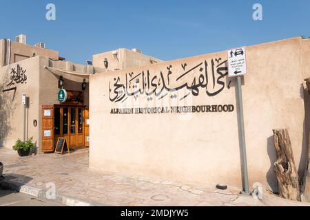 Dubai, Vereinigte Arabische Emirate. 27. November 2022: historisches viertel alfahidi, altes gebäude im arabischen Stil in dubai. vereinigte arabische emirate Stockfoto