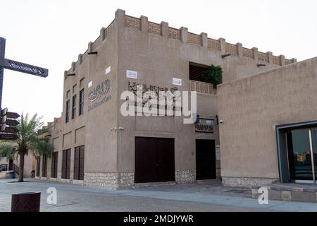 Dubai, Vereinigte Arabische Emirate. 25. November 2022: Historisches Dokumentenzentrum, altes gebäude im arabischen Stil in dubai. vereinigte arabische emirate Stockfoto