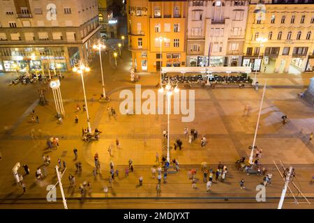 Kroatien, Zagreb, der Hauptplatz - Trg bana Jelacica, bei Nacht. Stockfoto