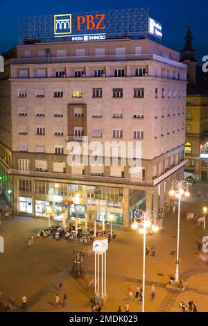 Kroatien, Zagreb, der Hauptplatz - Trg bana Jelacica, bei Nacht. Stockfoto