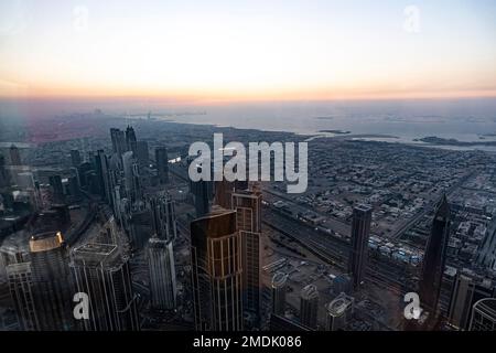 Dubai, VAE, Vereinigte Arabische Emirate. 28. November 2022. Blick außerhalb des Wolkenkratzers Sky View. Stockfoto