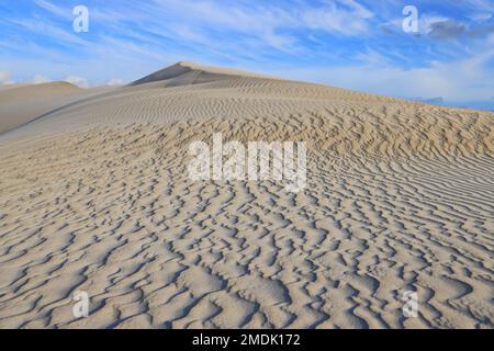 Sanddünen aus der Vogelperspektive im White Sands-Nationalpark in New Mexico, USA. Stockfoto