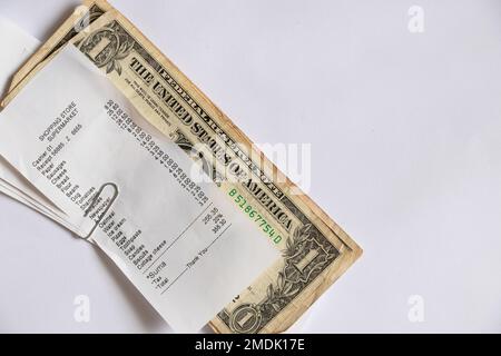 Ein Scheck aus dem Supermarkt ist auf dem Tisch, ein Papierscheck mit Einkäufen, Finanzen Summen Stockfoto