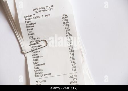 Ein Scheck aus dem Supermarkt ist auf dem Tisch, ein Papierscheck mit Einkäufen, Finanzen Summen Stockfoto