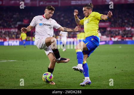 Sevilla, Spanien. 21., Januar 2023. Gonzalo Montiel (2) vom FC Sevilla und Pacha Espino (22) von Cadiz während des Spiels LaLiga Santander zwischen dem FC Sevilla und Cadiz im Estadio Ramon Sanchez Pizjuan in Sevilla. (Foto: Gonzales Photo - Jesus Ruiz Medina). Stockfoto