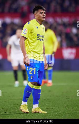 Sevilla, Spanien. 21., Januar 2023. Santiago Arzamendia (21) von Cadiz, gesehen während des Spiels LaLiga Santander zwischen dem FC Sevilla und Getafe im Estadio Ramon Sanchez Pizjuan in Sevilla. (Foto: Gonzales Photo - Jesus Ruiz Medina). Stockfoto