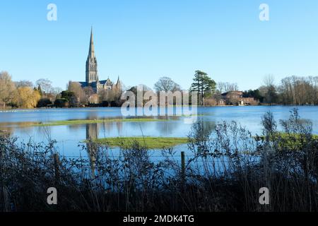 2023 Überschwemmungen in Salisbury. Salisbury Kathedrale von den Wasserwiesen des Stadtpfads aus gesehen. UK. Stockfoto