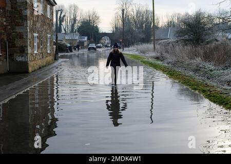 Ein Teenager geht durch das Hochwasser in Wilton in der Nähe von Salisbury UK 2023. Stockfoto