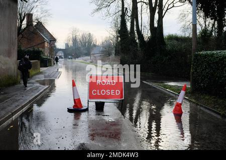 Durch die Überschwemmung im Winter wird die Straße durch Wilton in Wiltshire UK 2023 gesperrt. Stockfoto