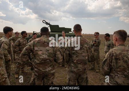 Der Delta Company zugeteilte Soldaten, 1. Bataillon, 502. Infanterie-Regiment ‚ERSTER ANGRIFF‘, 2. Brigaden-Kampfteam ‚ANGRIFF‘, 101. Luftangriff-Division und der Bravo-Gesellschaft zugeteilte Soldaten, 2. Bataillon 227. Luftfahrtregiment ‚BLACKCATS‘ eine Sicherheitsunterweisung erhalten, bevor sie eine Schulung für Kaltlasten durchführen; Schulung für heiße Lasten und Aufzugsübungen am 25. Juli 2022 in Mihail Kogalniceanu, Rumänien. Wie schon in den letzten 80 Jahren steht die 101. Luftangriffe-Division bereit, die Nation und unsere Alliierten überall zu unterstützen und zu verteidigen. (USA Militärfotos von Staff Sgt. Mal Stockfoto