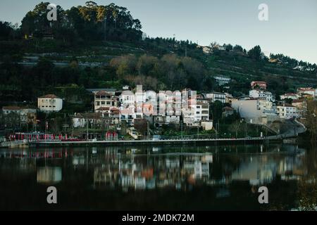 Eine kleine Stadt am Ufer des Flusses Douro, Portugal. Stockfoto