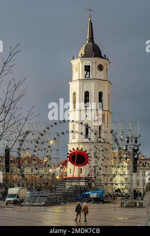 Vorbereitung auf die Feier zum 700-jährigen Jubiläum in der Nähe des Glockenturms auf dem Kathedralenplatz, dem Hauptplatz der Altstadt von Vilnius mit dramatischer Wolke Stockfoto