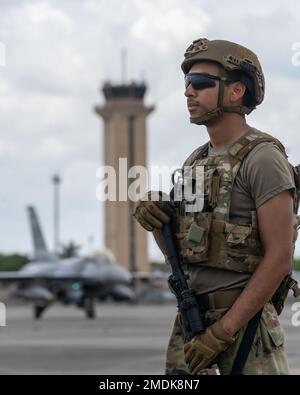 Airman 1. Class Seth Porter, 822. Base Defense Squadron Fire Team Member, nimmt eine Defensivposition um eine F-16 vom Shaw Air Force Base am Homestead Air Reserve Base, Florida, 22. Juli 2022 ein, als Teil der AGILEN FLAGGE 22-2. Die AGILE FLAGGE 22-2 des Air Combat Command hat die Fähigkeit des 23. Wing (Moody Air Force Base, Georgia) getestet, als Lead Wing ins Theater zu kommen. Stockfoto