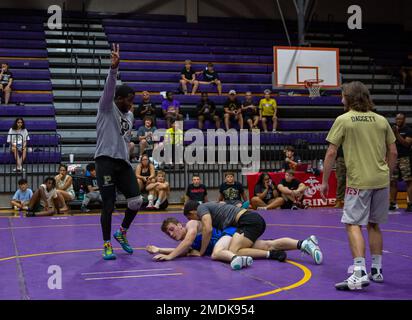 Athleten und Trainer nahmen am 25. Juli 2022 an der Jack Britt High School in Fayetteville, North Carolina, teil. Die Klinik bot die Gelegenheit, Wrestlingtechniken und Führungsentwicklung von ehemaligen All-Marine und University of North Carolina at Pembroke Wrestlern zu erlernen. 4MCD, 4. Marine Corps District, MCRC, Wrestling, Rekrutierung, Wrestling Klinik, Stockfoto