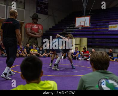 Athleten und Trainer nahmen am 25. Juli 2022 an der Jack Britt High School in Fayetteville, North Carolina, teil. Die Klinik bot die Gelegenheit, Wrestlingtechniken und Führungsentwicklung von ehemaligen All-Marine und University of North Carolina at Pembroke Wrestlern zu erlernen. 4MCD, 4. Marine Corps District, MCRC, Wrestling, Rekrutierung, Wrestling Klinik, Stockfoto