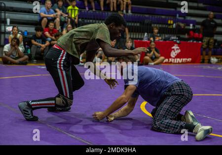 Athleten und Trainer nahmen am 25. Juli 2022 an der Jack Britt High School in Fayetteville, North Carolina, teil. Die Klinik bot die Gelegenheit, Wrestlingtechniken und Führungsentwicklung von ehemaligen All-Marine und University of North Carolina at Pembroke Wrestlern zu erlernen. 4MCD, 4. Marine Corps District, MCRC, Wrestling, Rekrutierung, Wrestling Klinik, Stockfoto