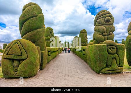 Tulcan, Ecuador - 8. Oktober 2022: Friedhof mit grünen Skulpturen aus Pflanzen Stockfoto