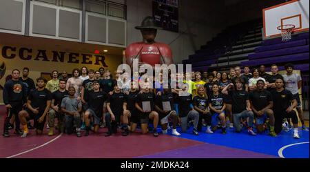 Athleten und Trainer nahmen am 25. Juli 2022 an der Jack Britt High School in Fayetteville, North Carolina, teil. Die Klinik bot die Gelegenheit, Wrestlingtechniken und Führungsentwicklung von ehemaligen All-Marine und University of North Carolina at Pembroke Wrestlern zu erlernen. 4MCD, 4. Marine Corps District, MCRC, Wrestling, Rekrutierung, Wrestling Klinik, Stockfoto