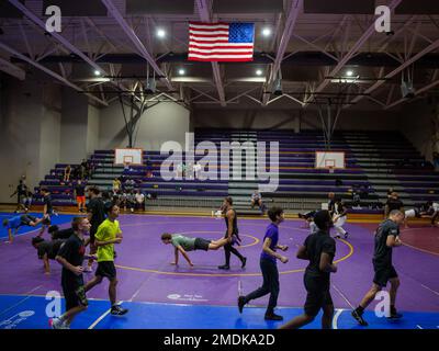 Athleten und Trainer nahmen am 25. Juli 2022 an der Jack Britt High School in Fayetteville, North Carolina, teil. Die Klinik bot die Gelegenheit, Wrestlingtechniken und Führungsentwicklung von ehemaligen All-Marine und University of North Carolina at Pembroke Wrestlern zu erlernen. 4MCD, 4. Marine Corps District, MCRC, Wrestling, Rekrutierung, Wrestling Klinik, Stockfoto