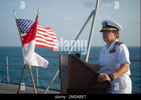 JAVA SEA (25. Juli 2022) – Cmdr. Pat Coley aus Raleigh, North Carolina, Kommandokaplan des Emory S. Land-Class-U-Boot-Tender USS Frank Cable (ALS 40), spricht bei einer Zeremonie, bei der der Kranz gelegt wird, während das Schiff die Java-See durchquert, am 25. Juli 2022. Die Zeremonie war zu Ehren der 53 indonesischen Matrosen der Nationalen Militär-Marine-Truppe, die an Bord des indonesischen dieselelektrischen Angriffs-U-Boots KRI Nanggala der Klasse Cakra (402) verloren gingen, das am 21. April 2021 vor der Küste von Bali versenkte. Frank Cable ist derzeit auf Patrouille und führt expeditionäre Wartungs- und Logistikarbeiten im US-7.-Flottengebiet von o durch Stockfoto